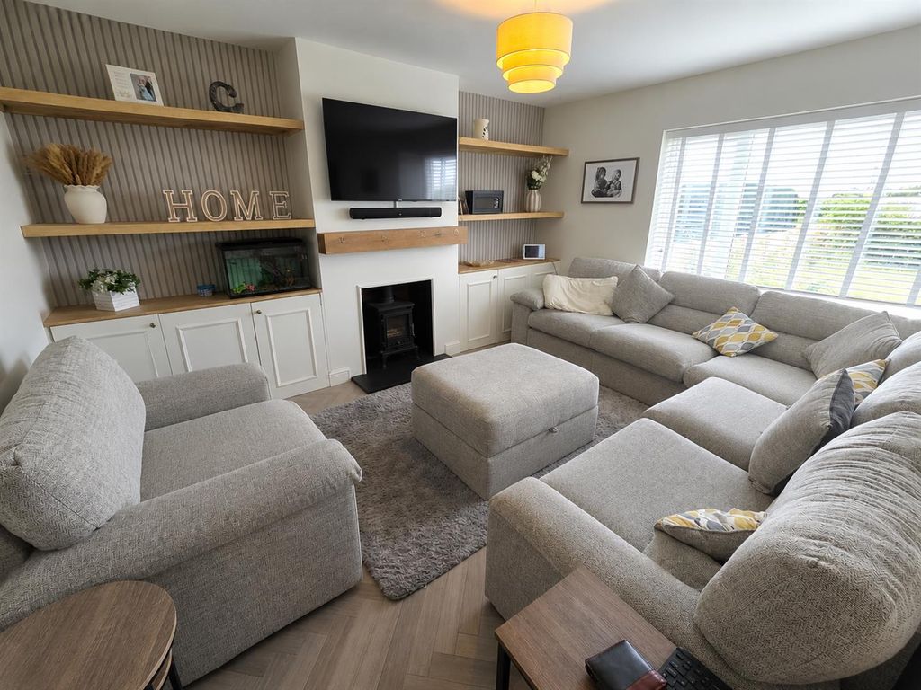Property photo 3 of 12 Lounge - Clear .Png