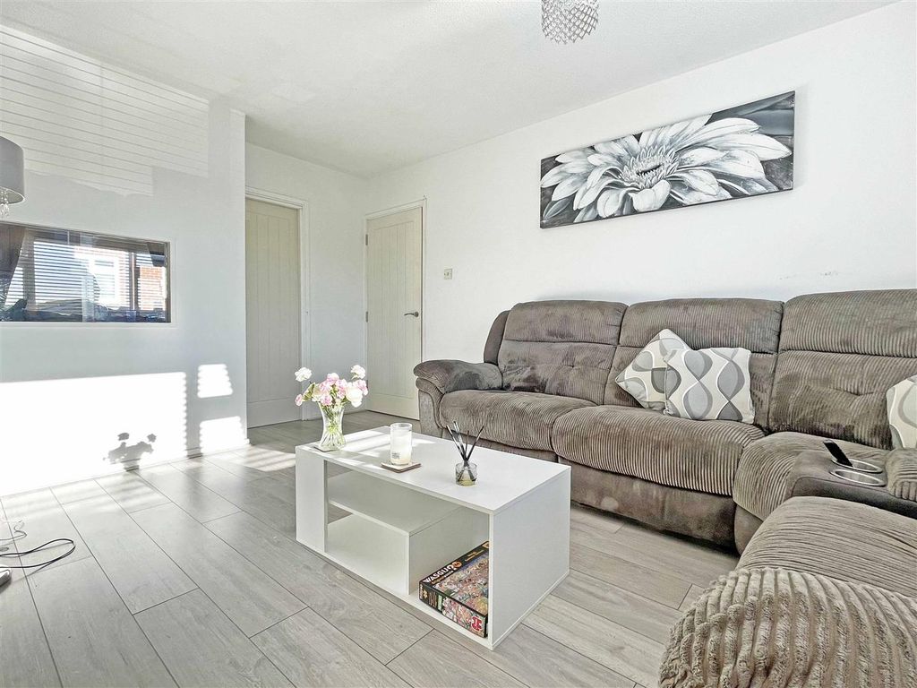 Property photo 2 of 14 Living5.Jpg