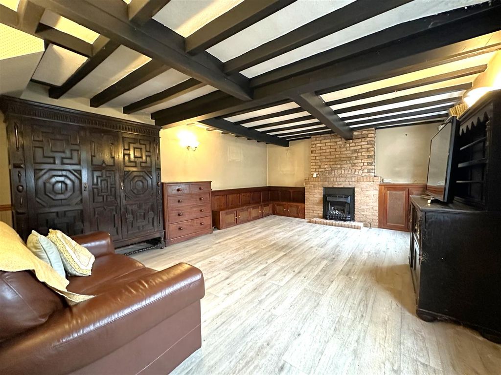 Property photo 2 of 12 Spacious Beamed Lounge/Diner 130