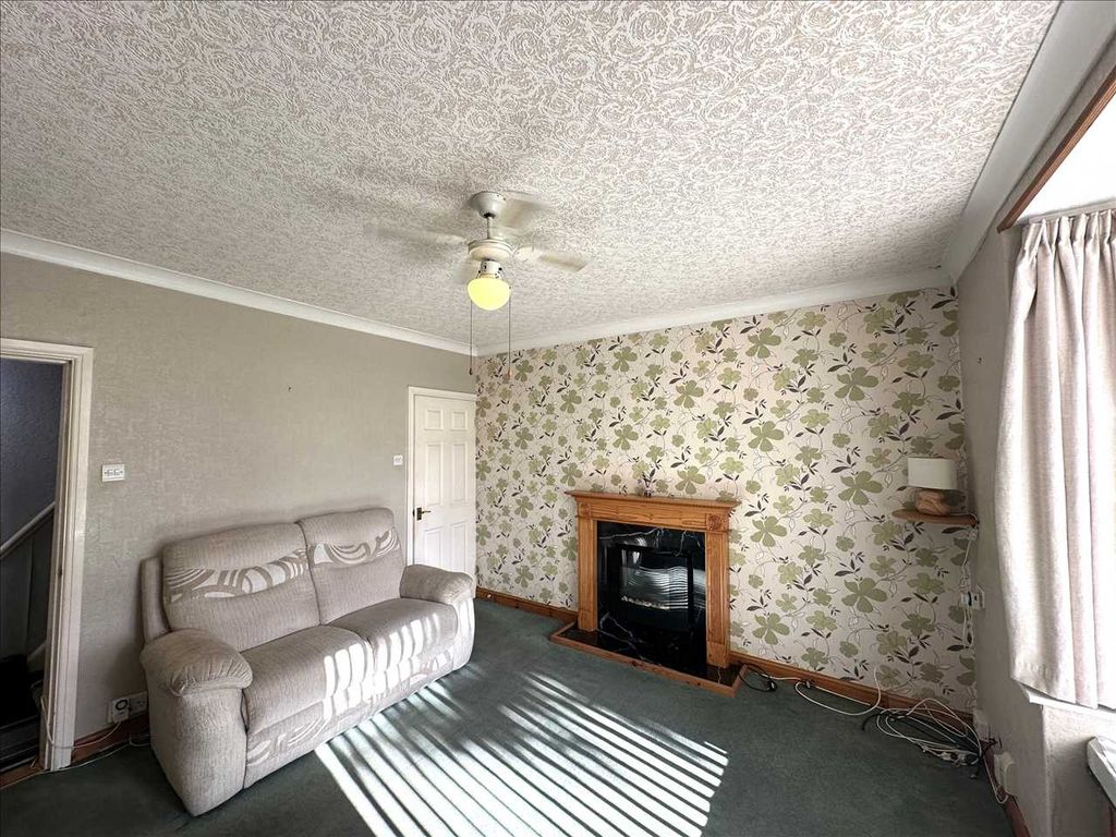 Property photo 3 of 15 Side Entrance Hall: