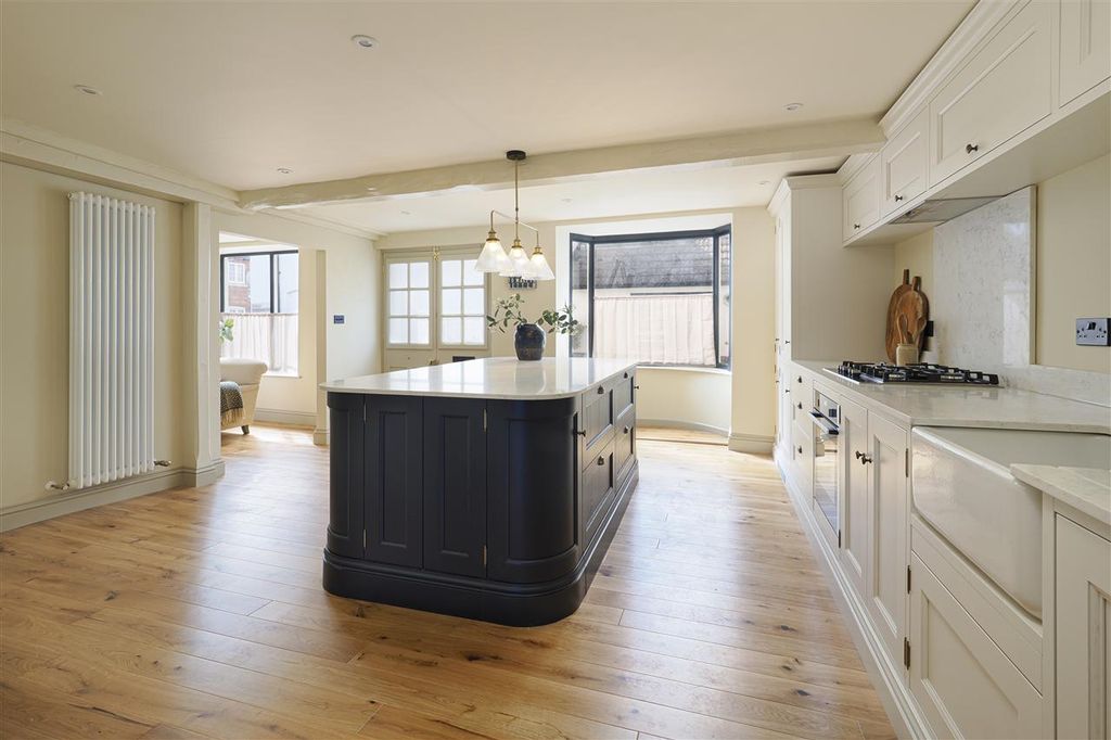 Property photo 2 of 33