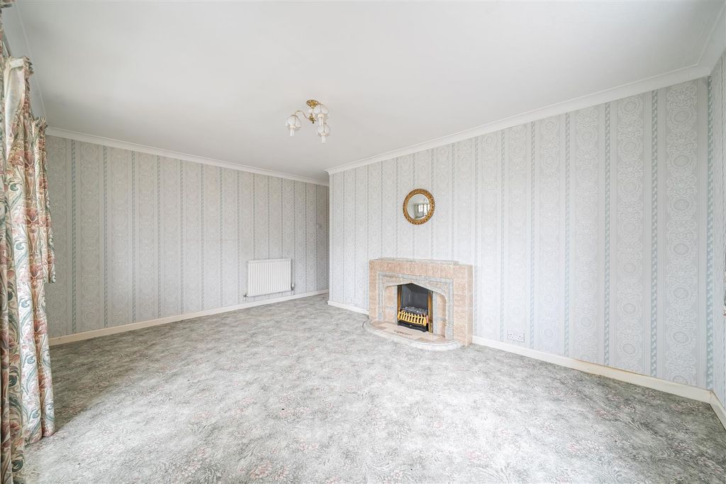 Property photo 3 of 17 Sitting Room