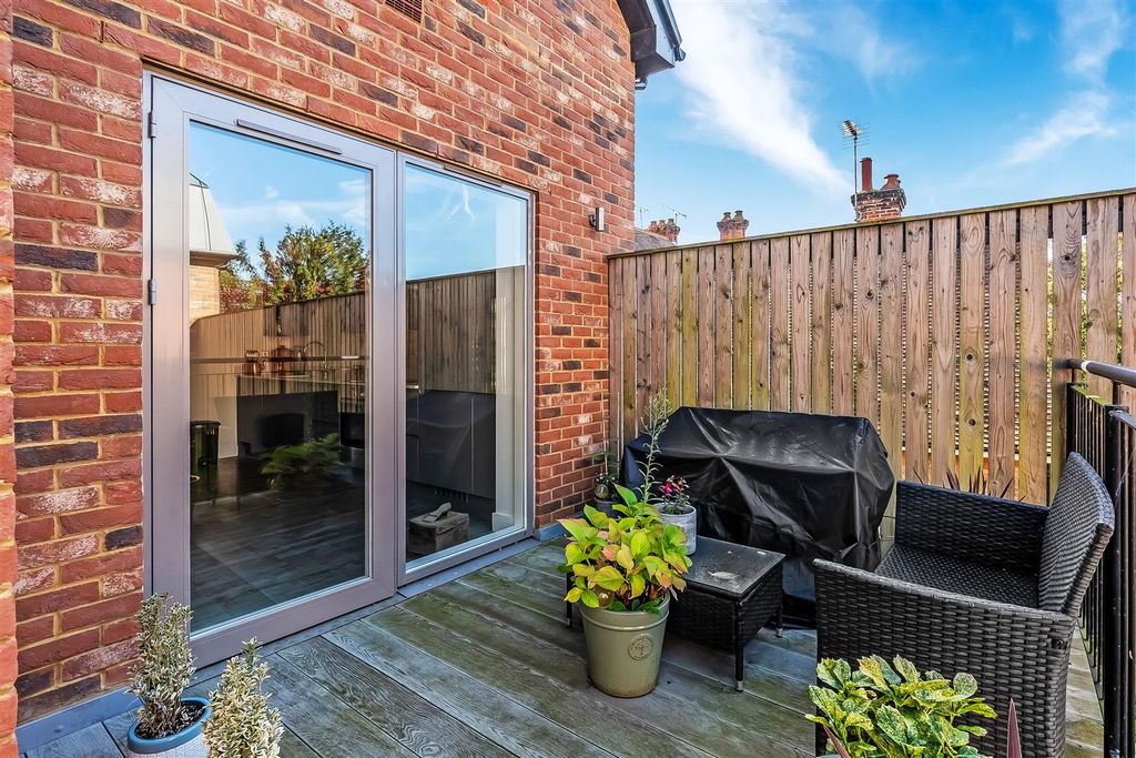 Property photo 3 of 12 Flat-1-St-Michaels-Court-18.Jpg