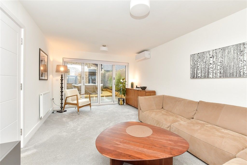 Property photo 3 of 14 Lounge