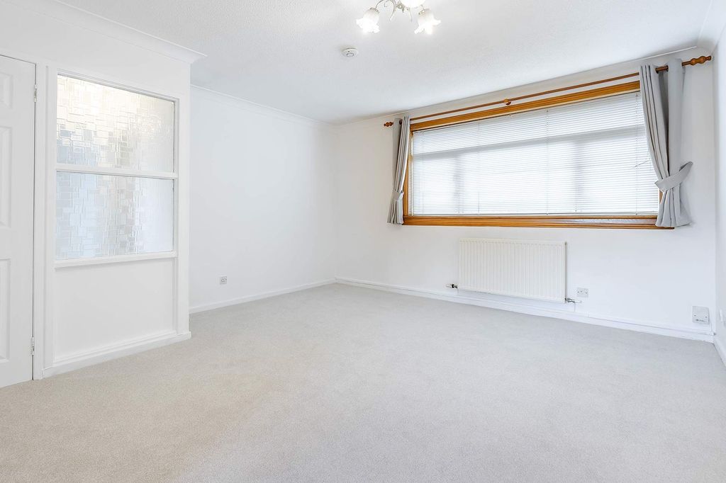 Property photo 3 of 17 Living Room/Diner