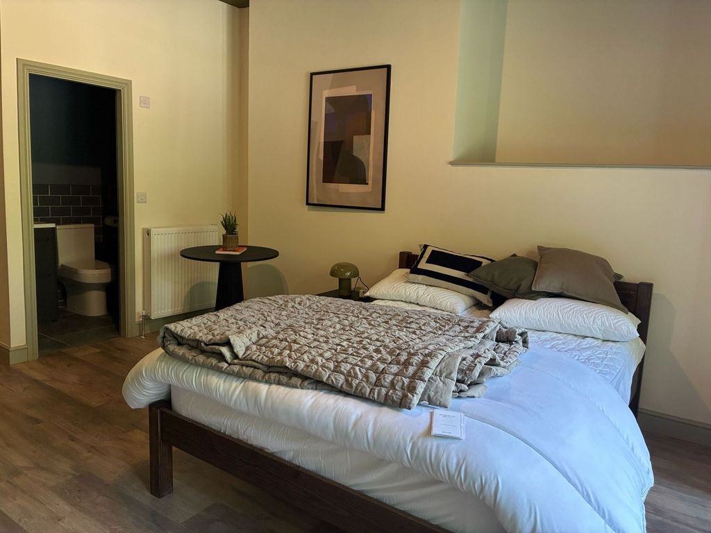Property photo 3 of 5 Stylish Master Suite With Private Ensuite Access...
