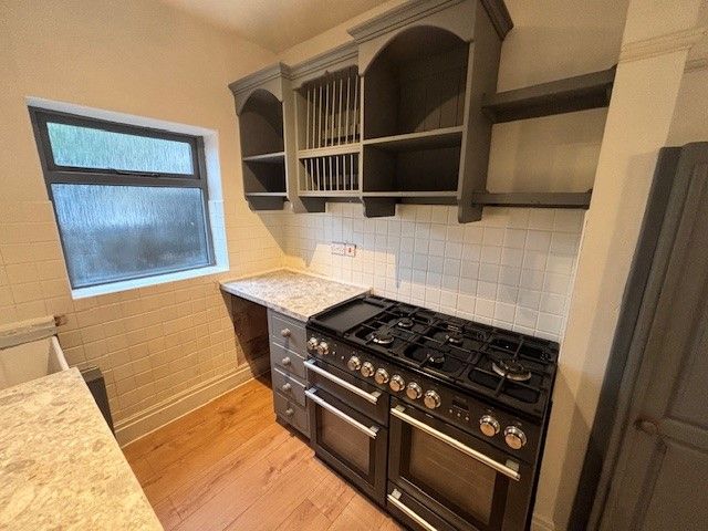 Property photo 3 of 11 Kitchen 1