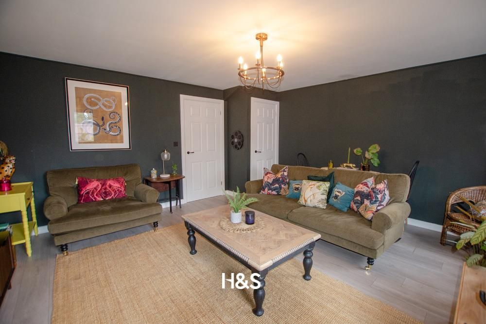 Property photo 3 of 13 4 Kingfisher - Lounge2.Jpg