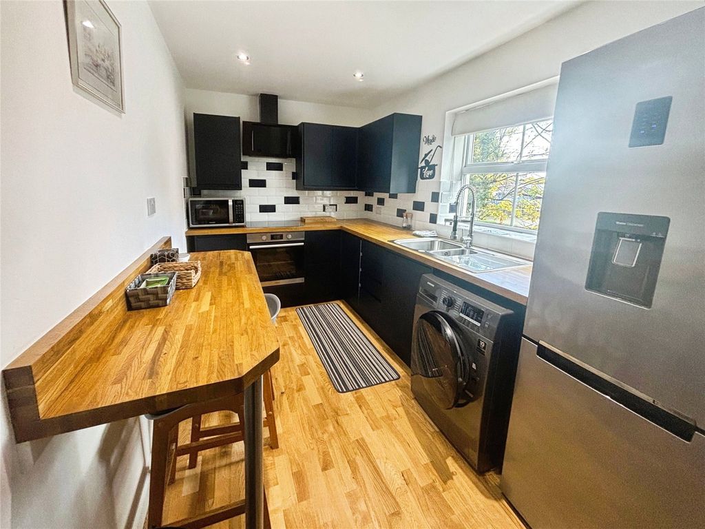Property photo 3 of 8 Kitchen