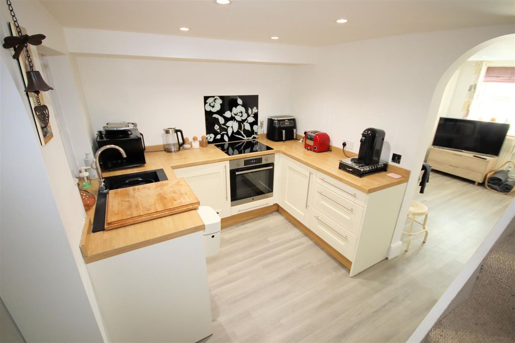 Property photo 3 of 16 Fitted Kitchen