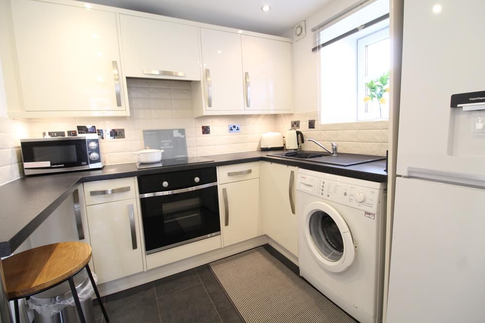 Property photo 3 of 9 Kitchen