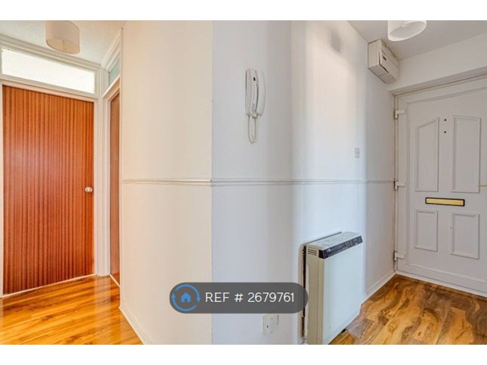 Property photo 2 of 7 Hallway