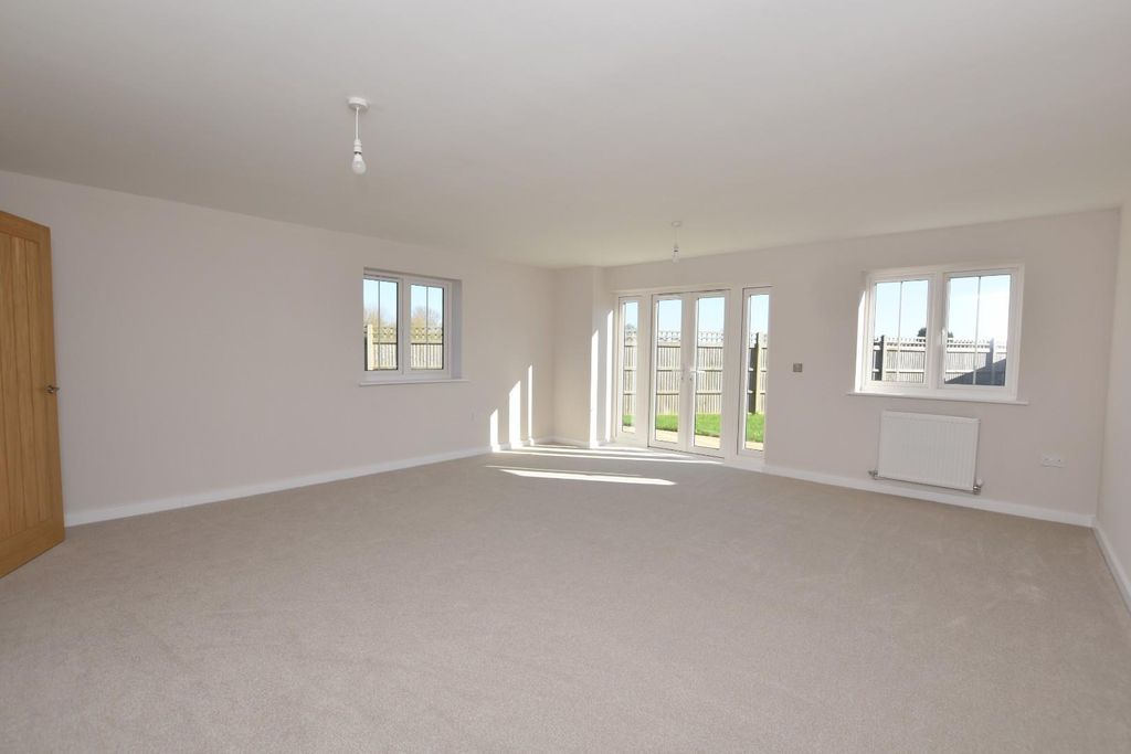 Property photo 2 of 18 New 21 Maude Close (5).Jpg