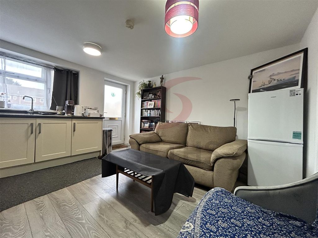 Property photo 3 of 8 Lounge/Kitchen