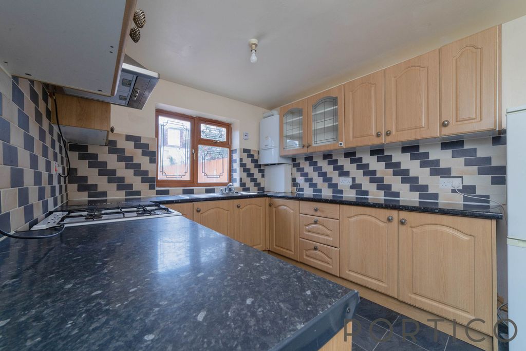 Property photo 3 of 18 Kitchen (2)