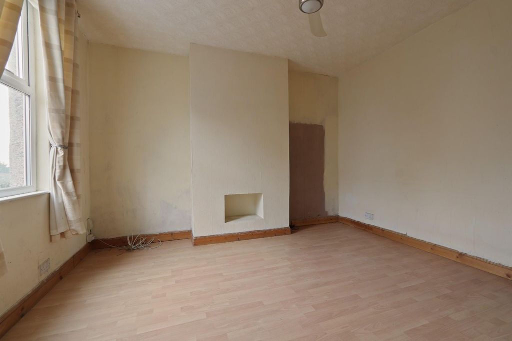 Property photo 3 of 18 Lounge