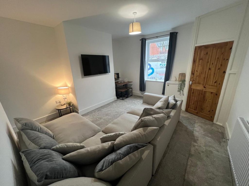 Property photo 1 of 18 Lounge
