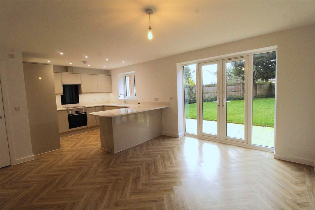 Property photo 3 of 18 Kitchen/Dining