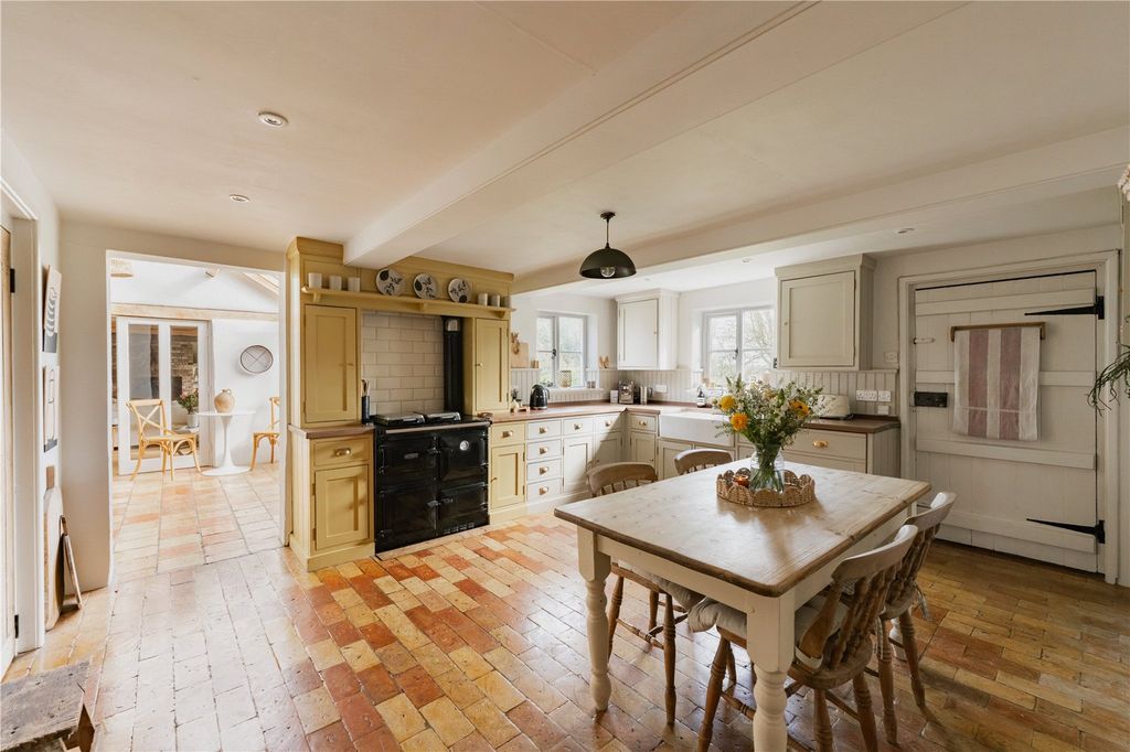Property photo 3 of 28 Kitchen/Breakfast