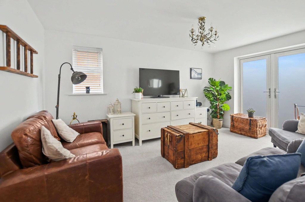 Property photo 3 of 25 Lounge