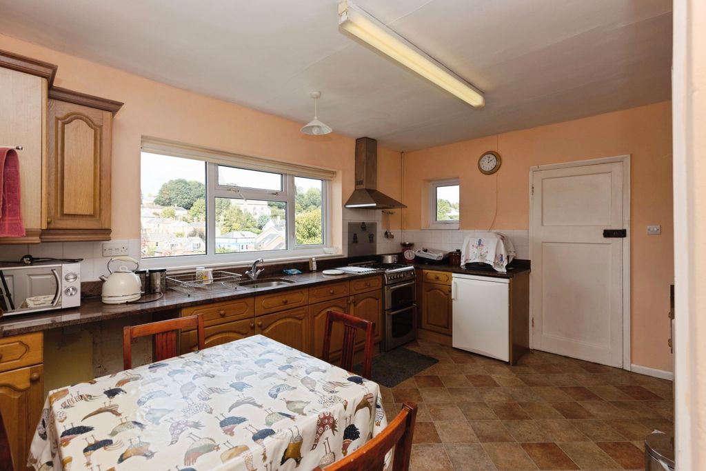 Property photo 3 of 16 Kitchen/Breakfast