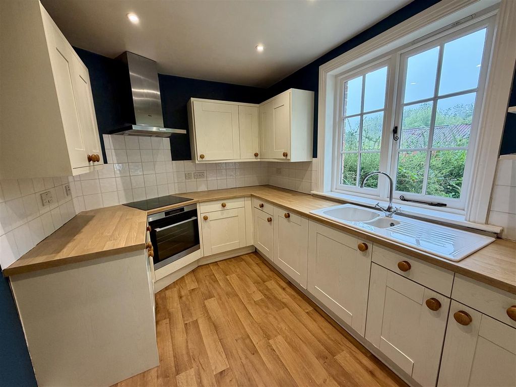 Property photo 2 of 11 Kitchen
