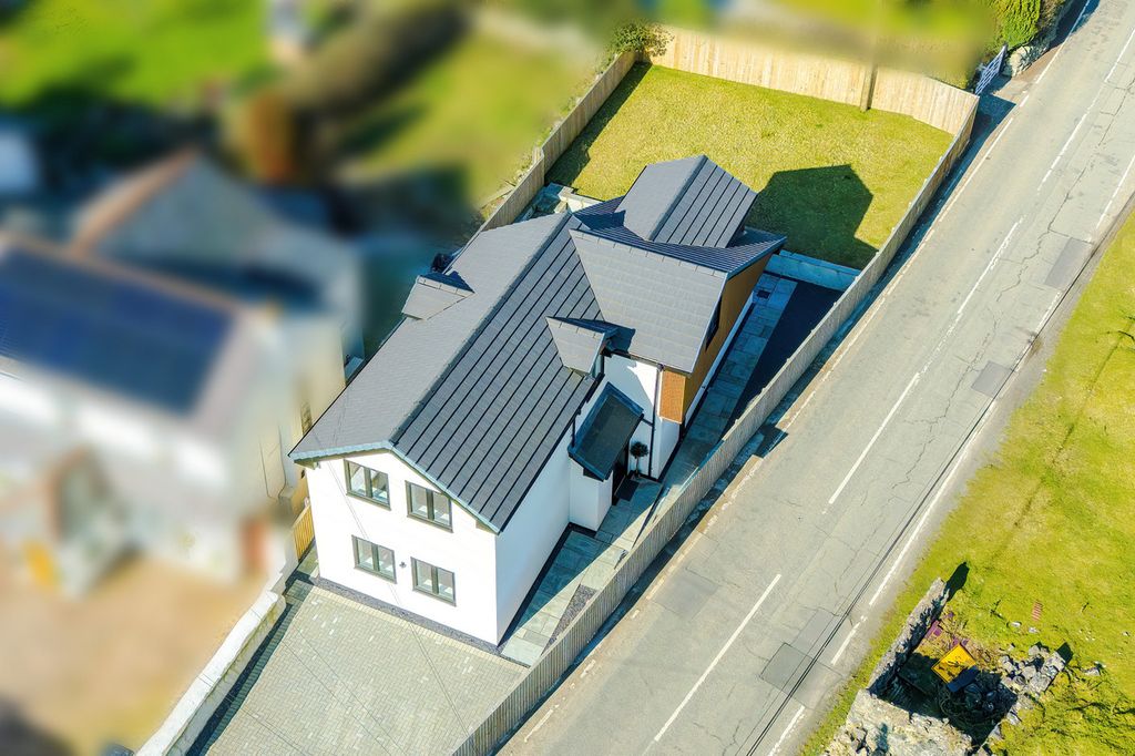 Property photo 1 of 32