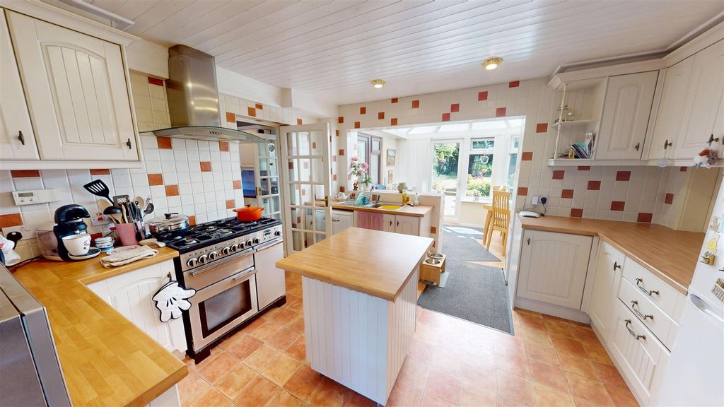 Property photo 3 of 43 Heyes Avenue Kitchen