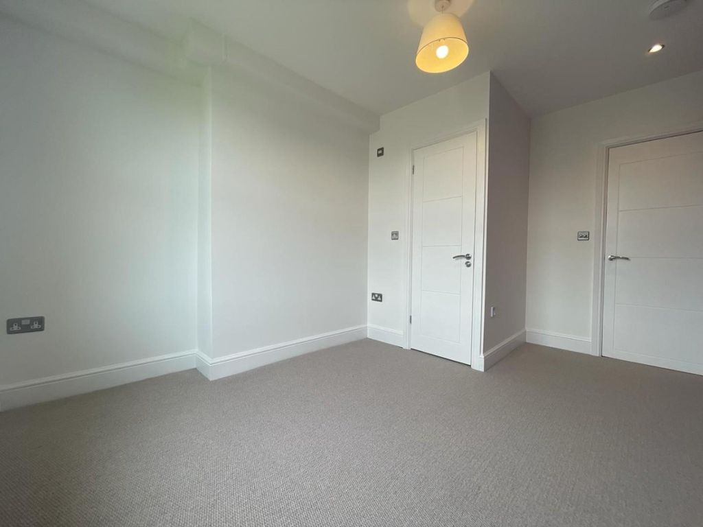 Property photo 3 of 13 4622512