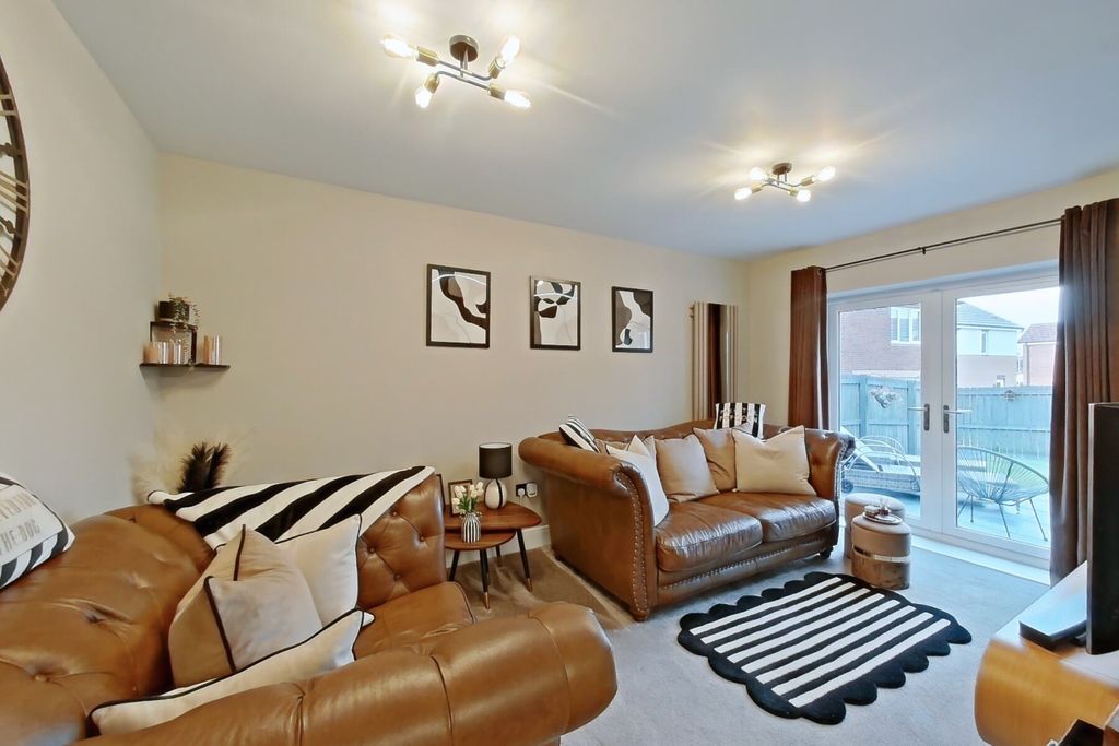 Property photo 3 of 23 Lounge