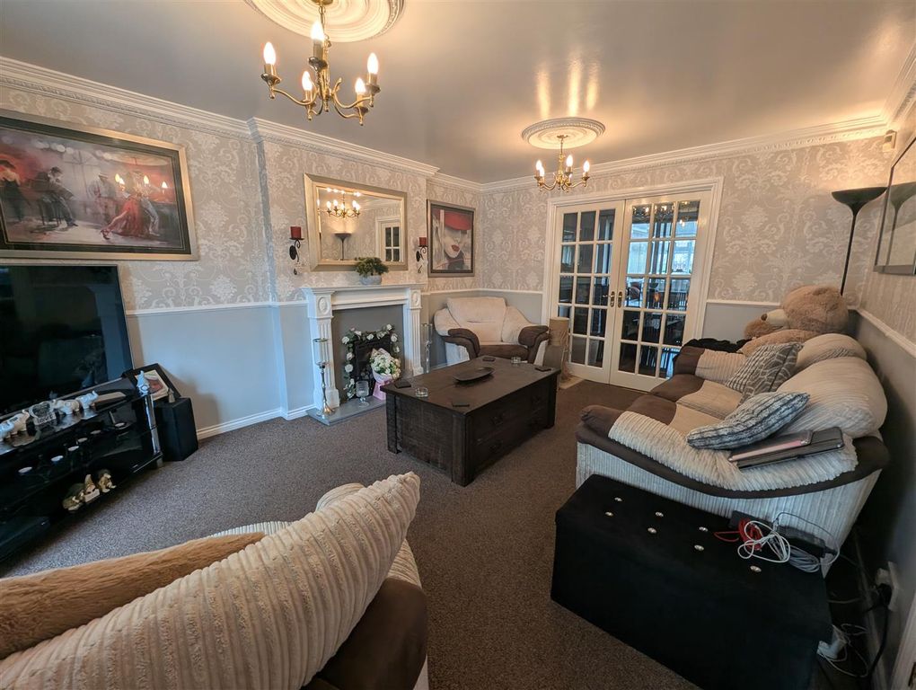 Property photo 3 of 16 Lounge