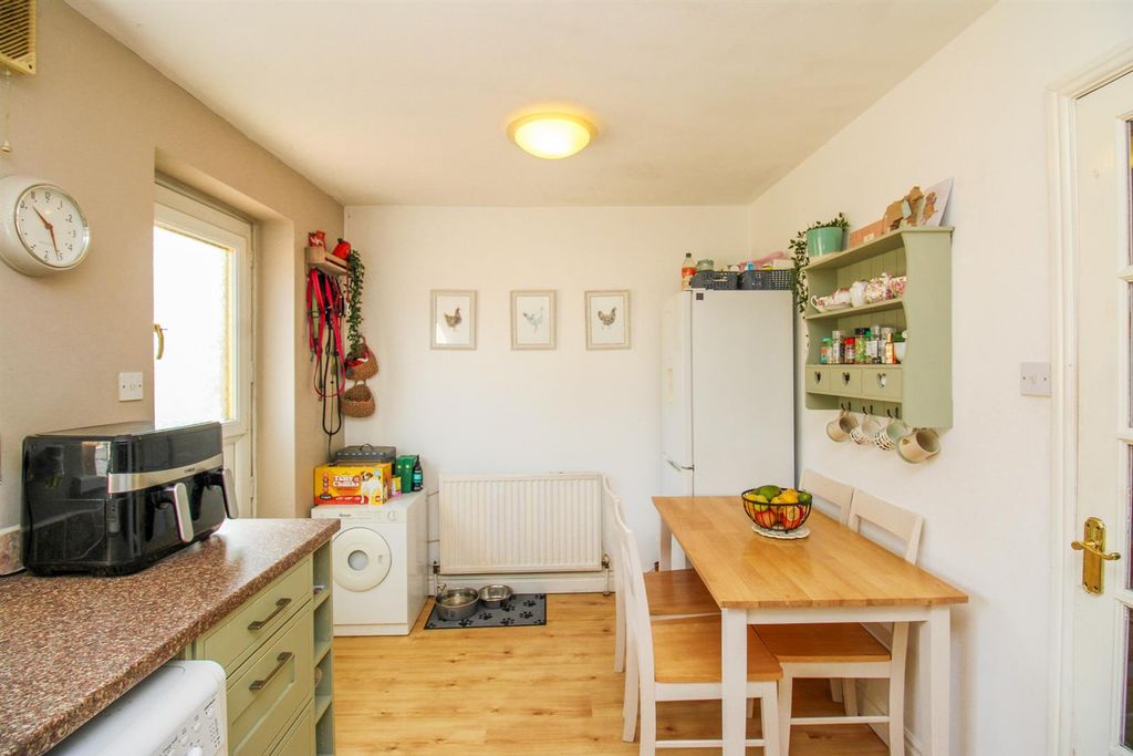 Property photo 3 of 10 Kitchen Diner