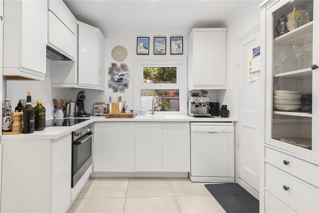 Property photo 2 of 10 Kitchen