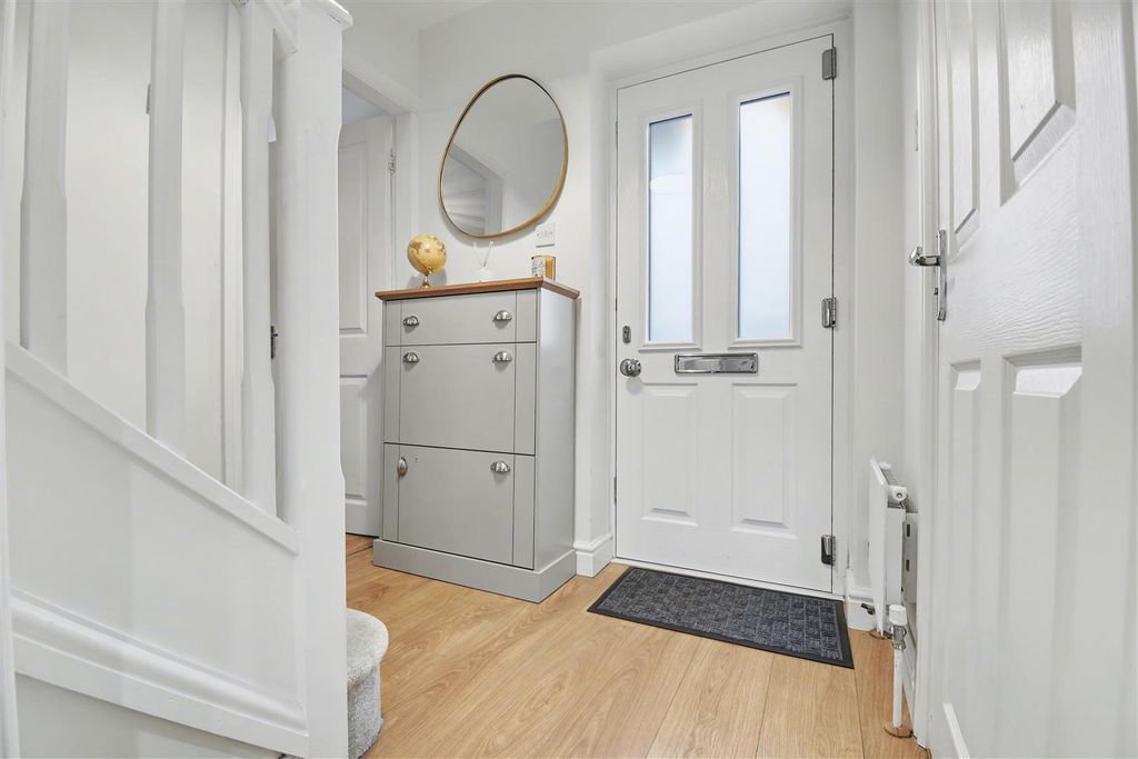 Property photo 3 of 25 Entrance Hallway