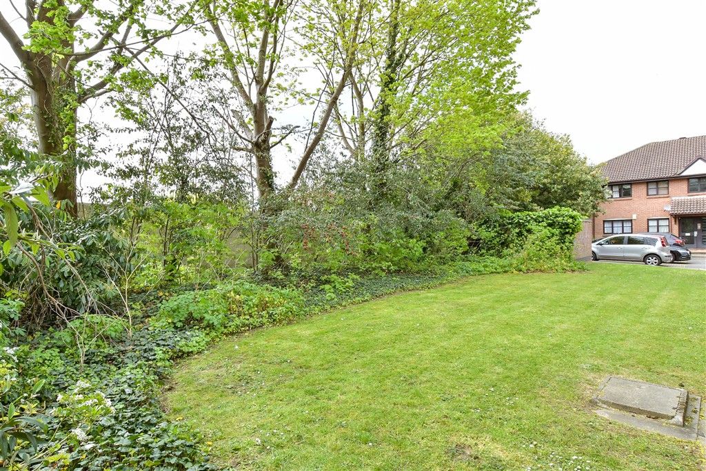 Property photo 2 of 10 Communal Gardens