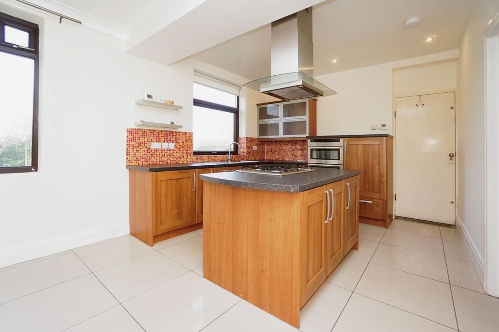 Property photo 3 of 20 Kitchen