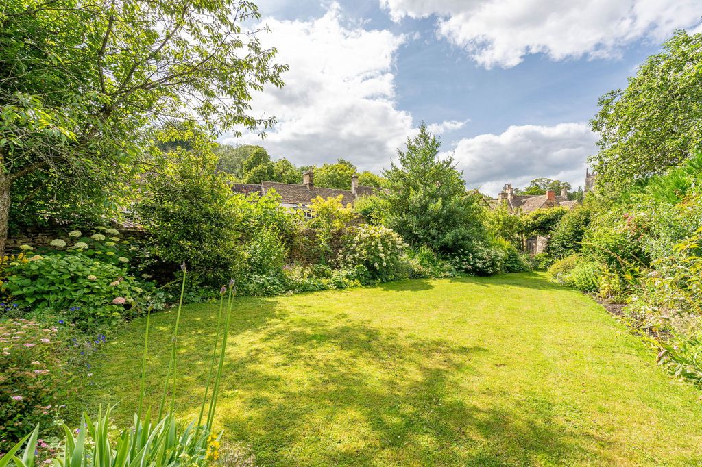 Property photo 3 of 28