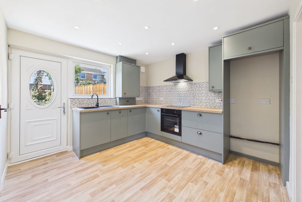 Property photo 3 of 19 Kitchen