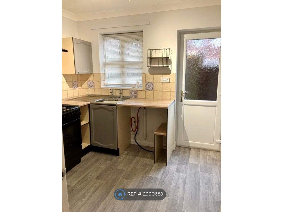 Property photo 3 of 11 Kitchen 2