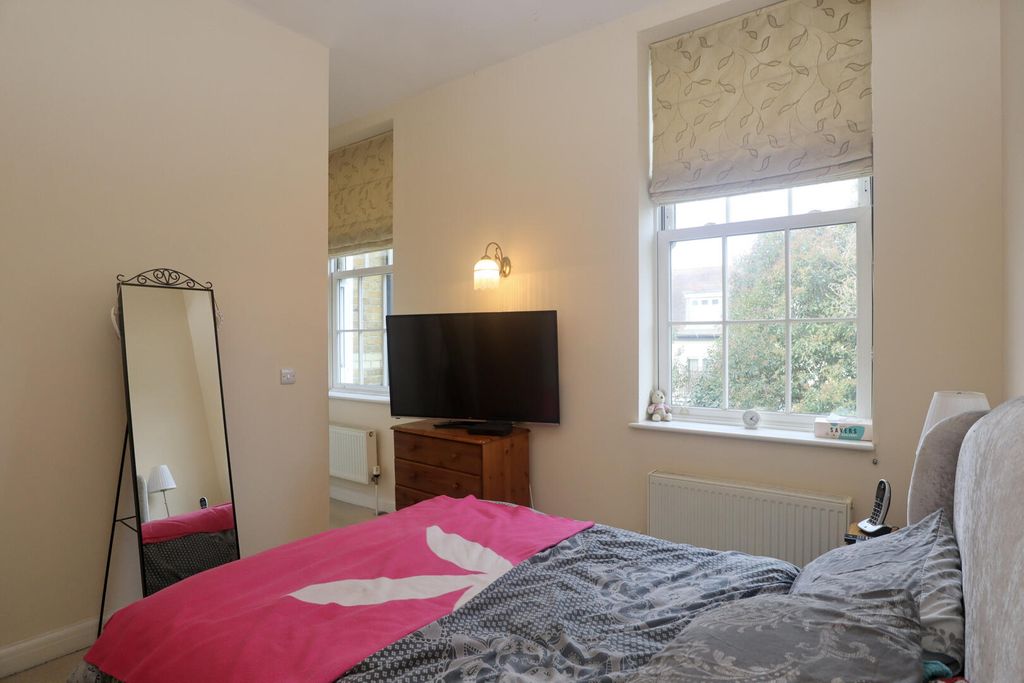 Property photo 2 of 10 Bedroom