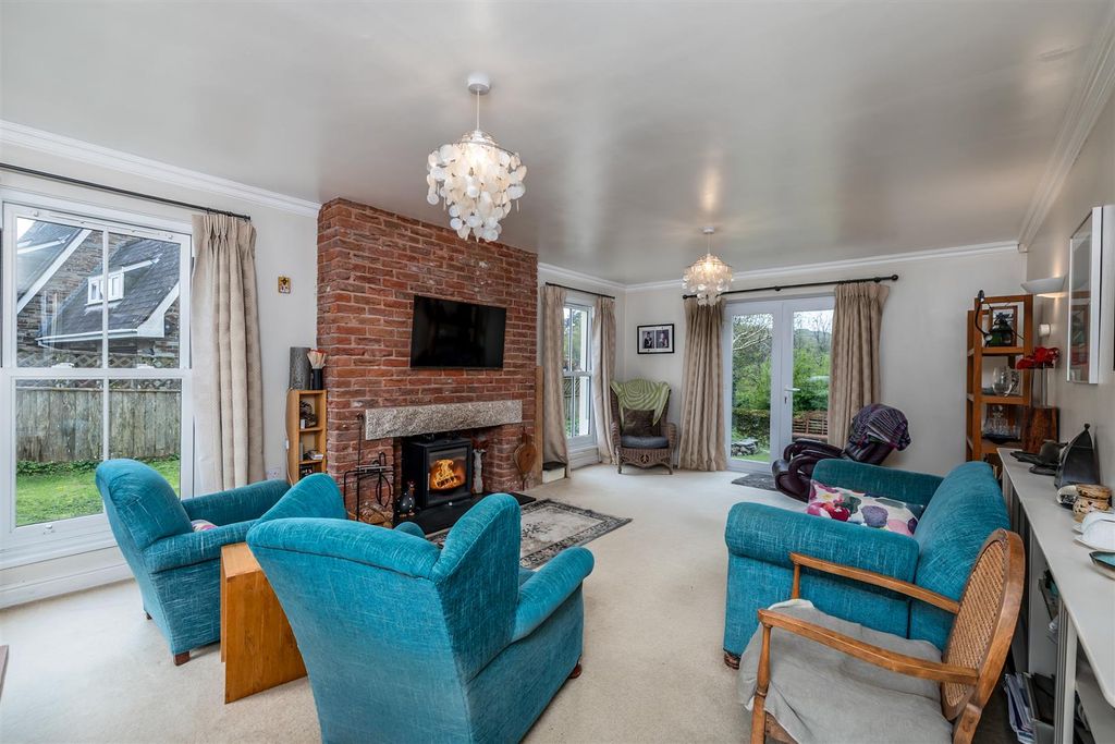 Property photo 2 of 31 Lounge