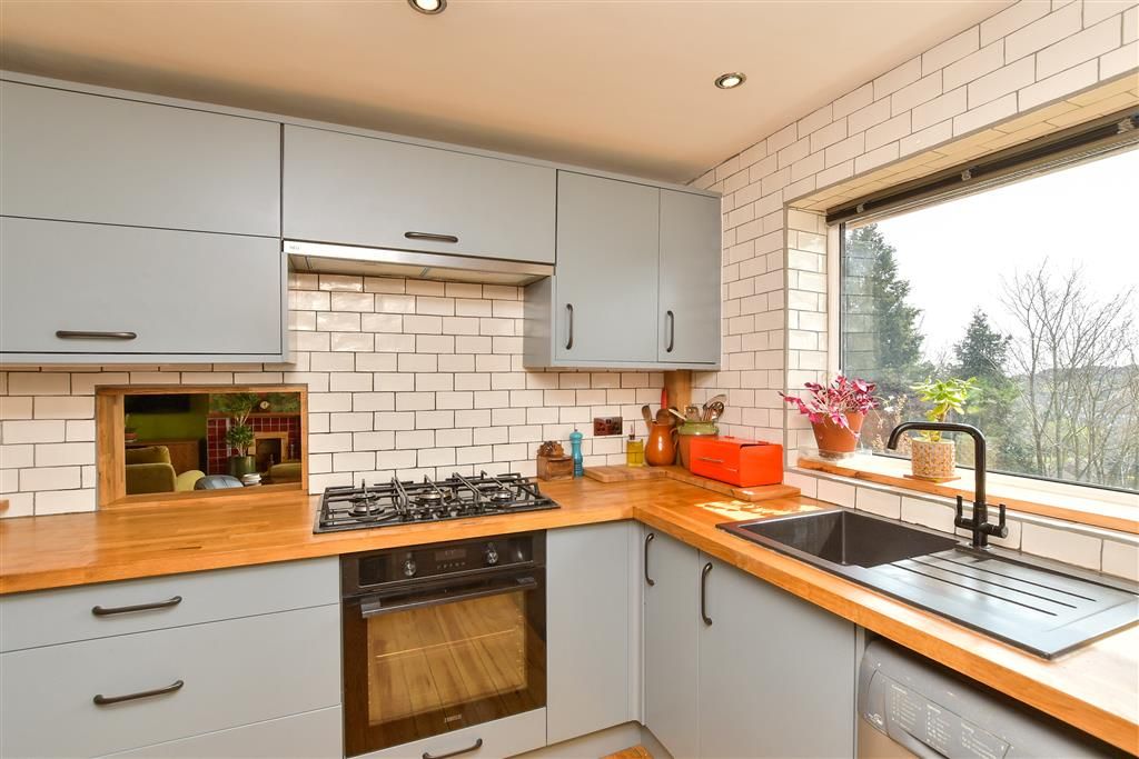 Property photo 2 of 11 Kitchen