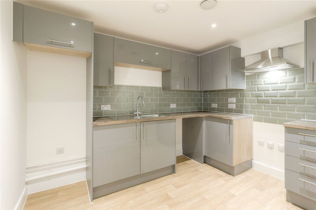 Property photo 2 of 8 Picture No. 17