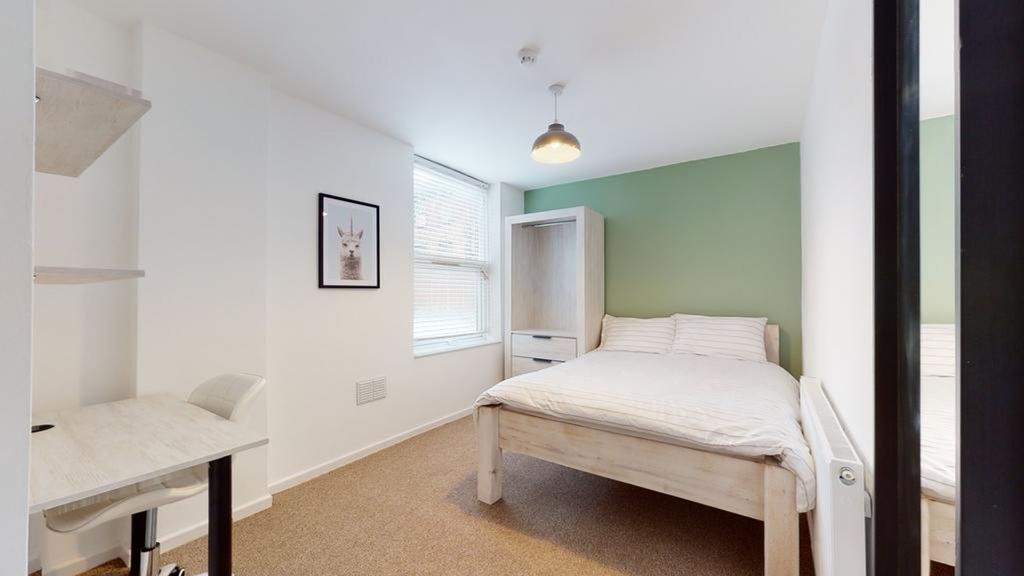 Property photo 1 of 9 A Bright And Inviting Double Bedroom With A Cozy A...
