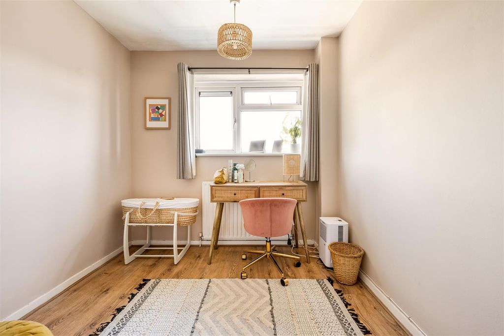 Property photo 3 of 15 Avon Road, E17