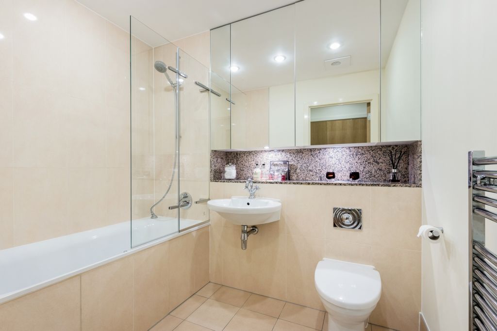 Property photo 2 of 12 5 Kingfisher House P
