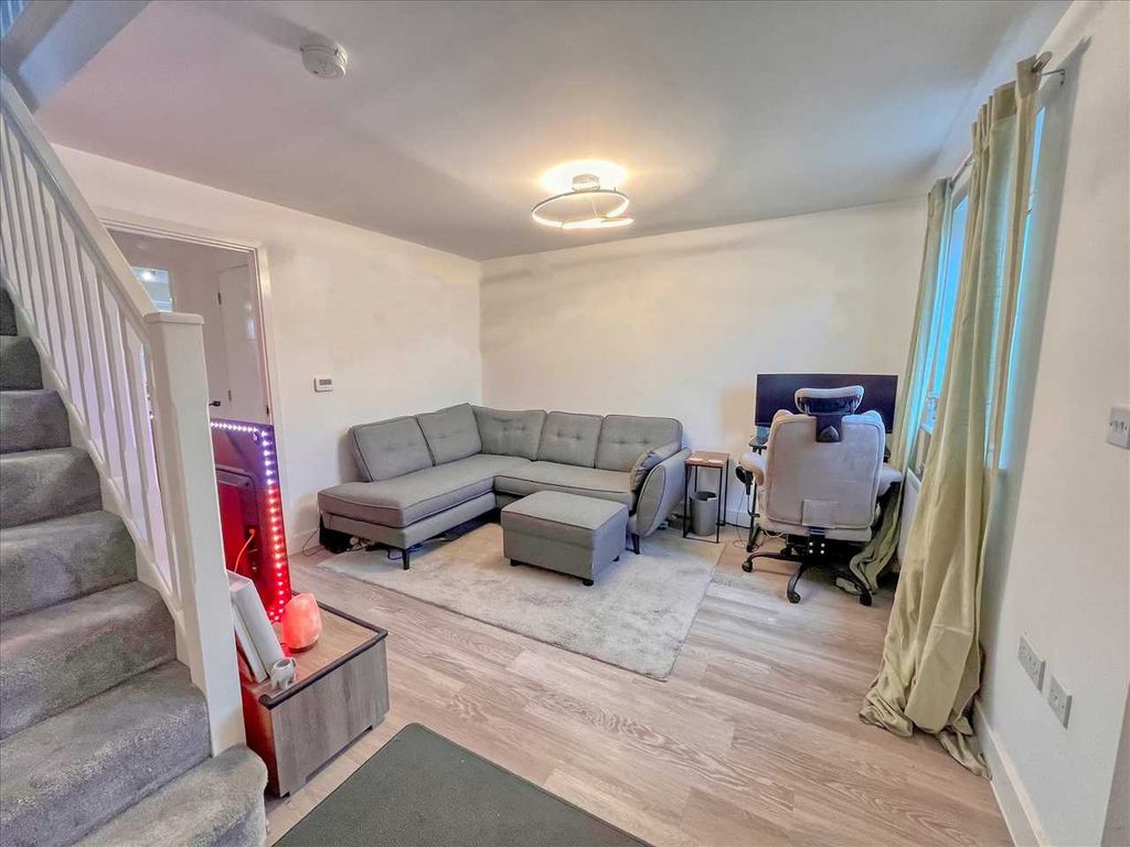 Property photo 3 of 17 Lounge