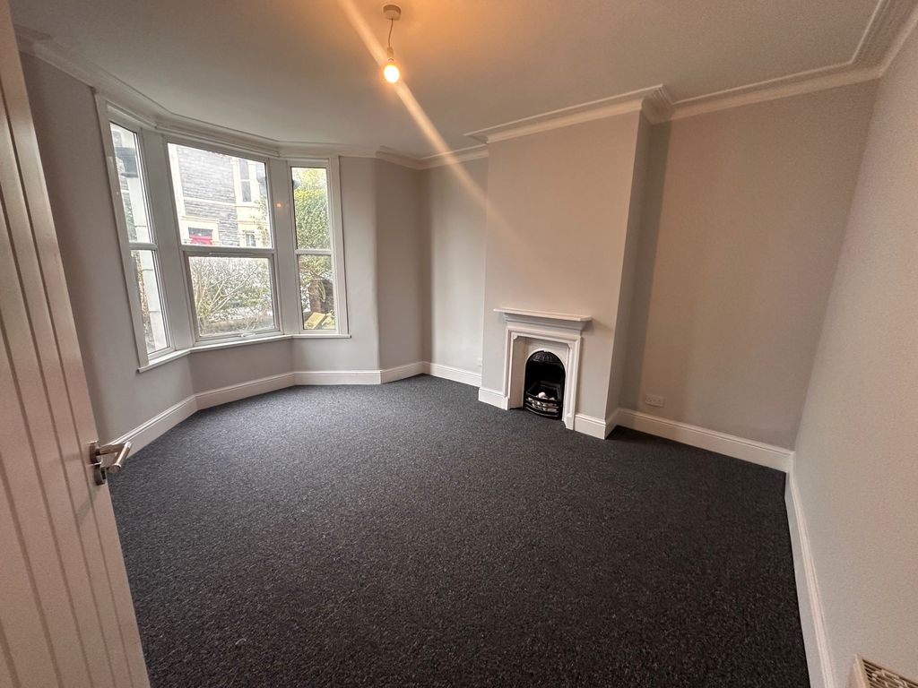 Property photo 3 of 24 Lounge 2