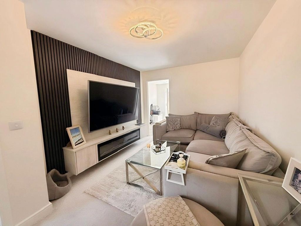 Property photo 2 of 11 Lounge