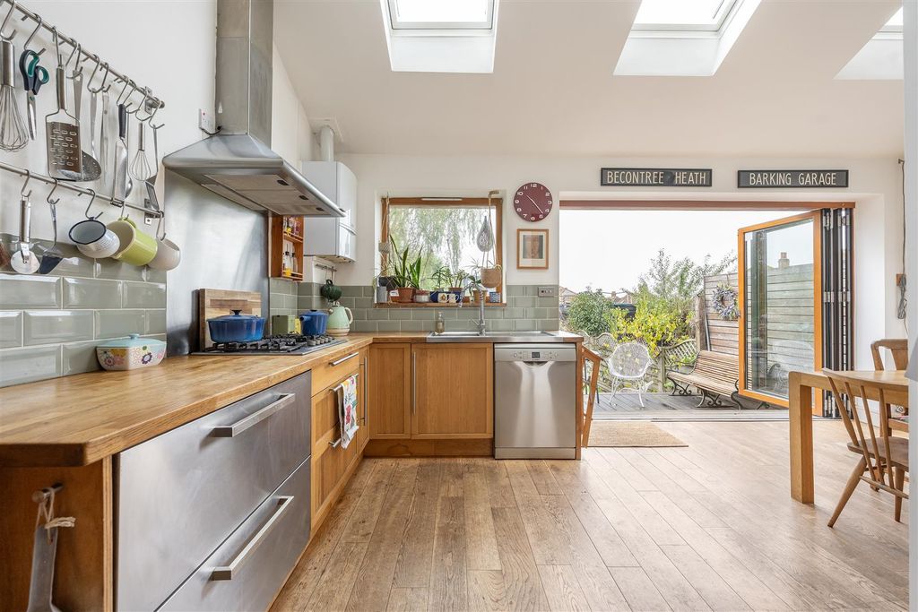 Property photo 3 of 51 Beacontree Avenue, E17